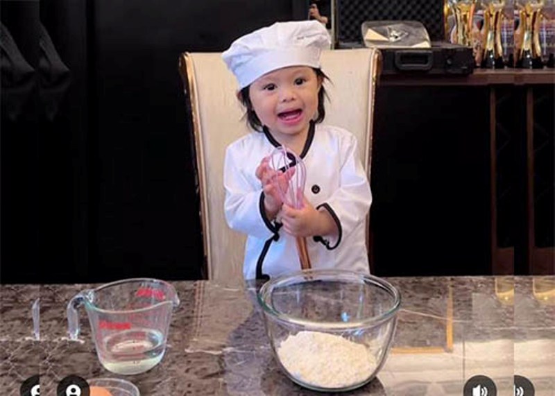 Momen Ameena buat pancake ala-ala chef.