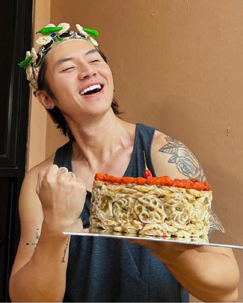 KUE: Penampakan kue ulang tahun dari seblak yang dibuat oleh Rafael.