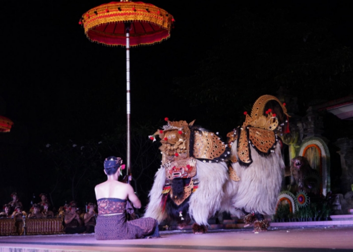WIMBAKARA: Duta Kabupaten Badung saat menampilkan Tari Barong Ket dalam PKB XLV 2023 di panggung terbuka Natya ISI Denpasar, Senin (19/6).