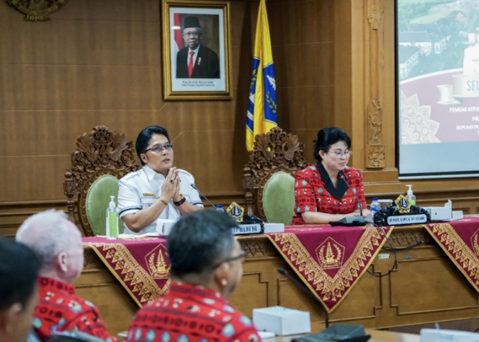 KUNKER: Bupati Giri Prasta saat menerima Kunjungan Kerja Bupati Sitaro Evangelian Sasingen bersama Wakil Bupati Sitaro dan Jajaran di Puspem Badung, Rabu (21/6).
