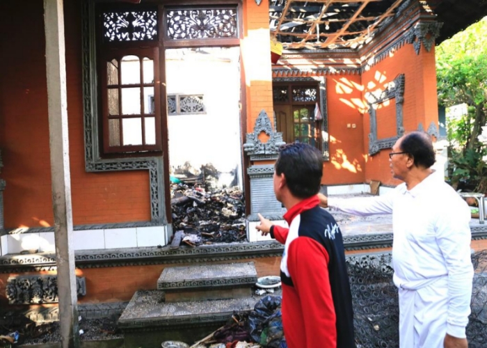 MOTIVASI :  Saat Bupati Klungkung I Nyoman Suwirta saat mengecek keadaan bale delod milik Ida Bagus Putra yang hangus akibat kebakaran pada Minggu (18/6).