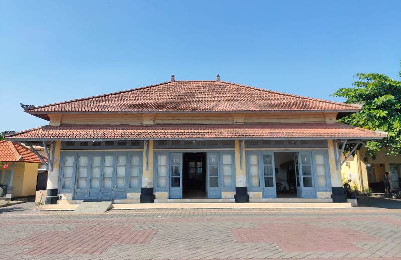 CITY TOUR:  Bangunan peninggalan Belanda sebagai salah satu objek wisata City Tour Singaraja, melengkapi pariwisata Bali.