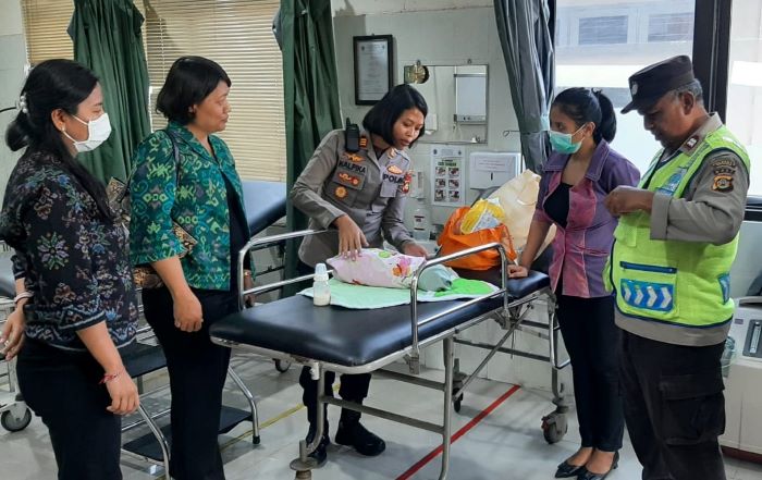 MALANG: Bayi perempuan yang ditemukan di Pura Taman Sari dibawa ke Puskemas. Polsek Depasar Selatan belum menemukan pelaku pembuangan bayi itu.