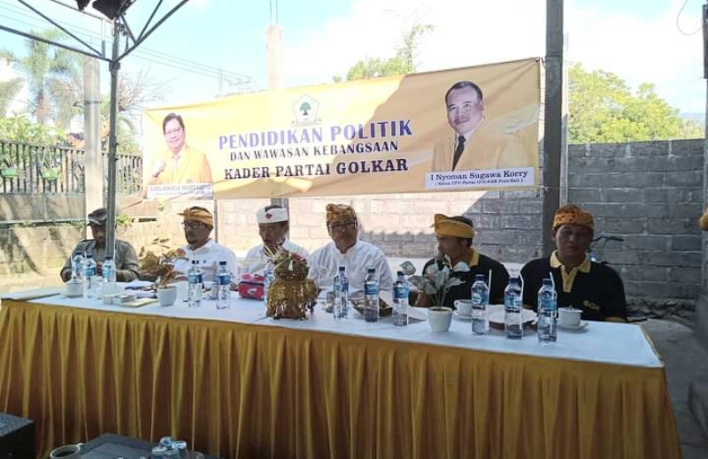 TARUNG : Wakil Ketua DPRD Bali I Nyoman Sugawa Korry turun ke desa untuk mempersiapkan diri tarung ke Senayan.