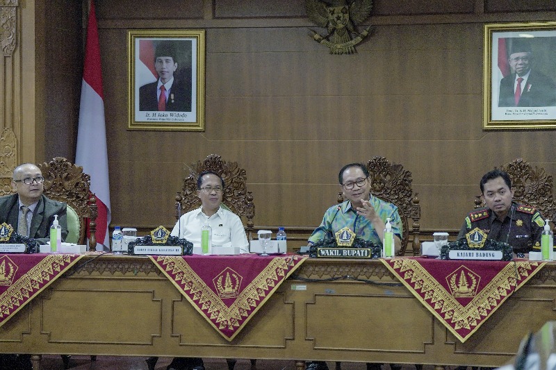 KUNJUNGAN: Wabup Suiasa menerima Badiklat Kejaksaan RI, di Ruang Kriya Gosana Puspem Badung, Selasa (20/6).