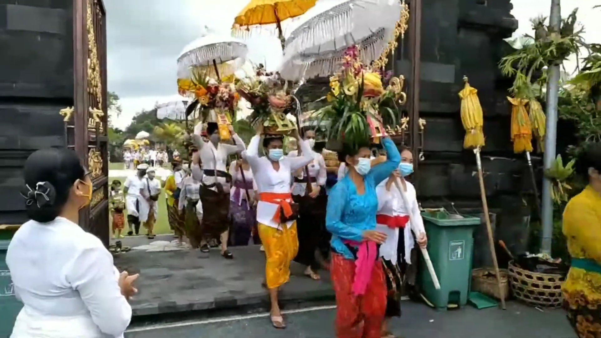TRADISI HINDU BALI: Tradisi Nedunin Dewa Nini di Desa Adat Padang Luwih, Desa Dalung, Kecamatan Kuta Utara pada saat Purnama Kedasa juga diikuti dengan tradisi mepeed.
