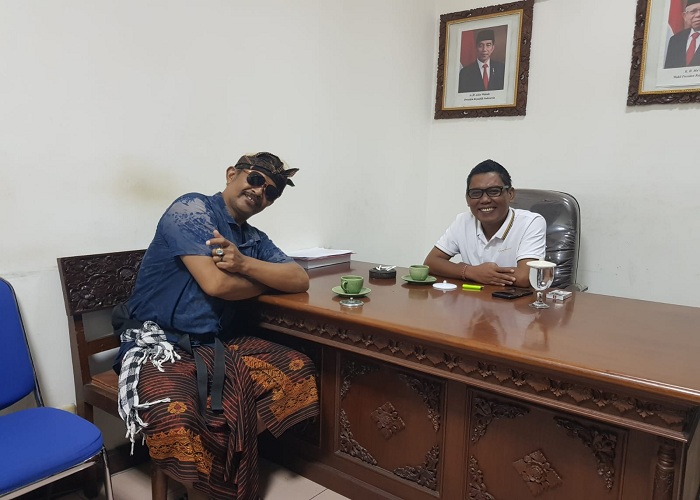 DENGAR CURHATAN :  Anggota DPRD Kabupaten Gianyar Dewa Gede Agung Pastika saat mendengarkan keluh kesah penyanyi karaoke alun-alun kota Gianyar, I Nyoman Suardana, Kamis (22/6).