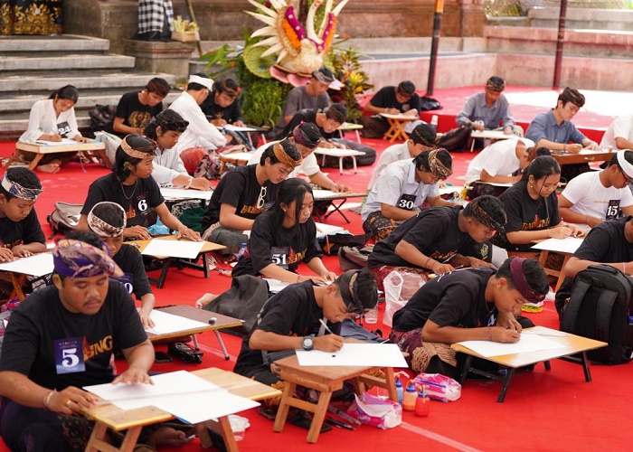 MELUKIS: Peserta lomba melukis Wayang Kamasan dari Kabupaten Badung di acara PKB XLV 2023 di Kalangan Ayodya, Taman Budaya Art Center Bali, Kamis (22/6).