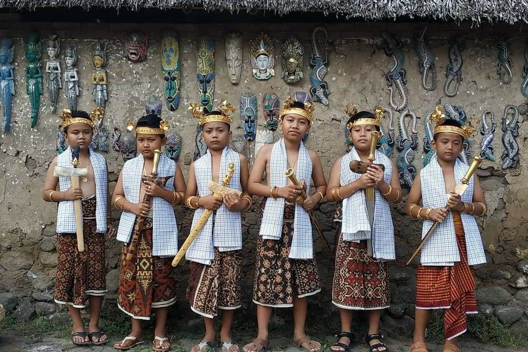 SIMBOL KESEIMBANGAN: Kain gotia digunakan sebagai selendang upacara matruna nyoman di Tenganan, Karangasem, Bali.