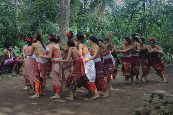 TRADISI UNIK: Kain tenun Gotia (kain dasar putih dengan simbol tambah (+) digunakan sebagai selendang untuk upacara Matruna Nyoman di Tenganan, Karangasem, Bali.