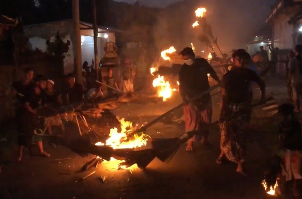 TRADISI BALI: Tradisi unik Ngemumu di Desa Adat Manggis, Kecamatan Manggis, Karangasem, Bali digelar setiap tilem kedasa.