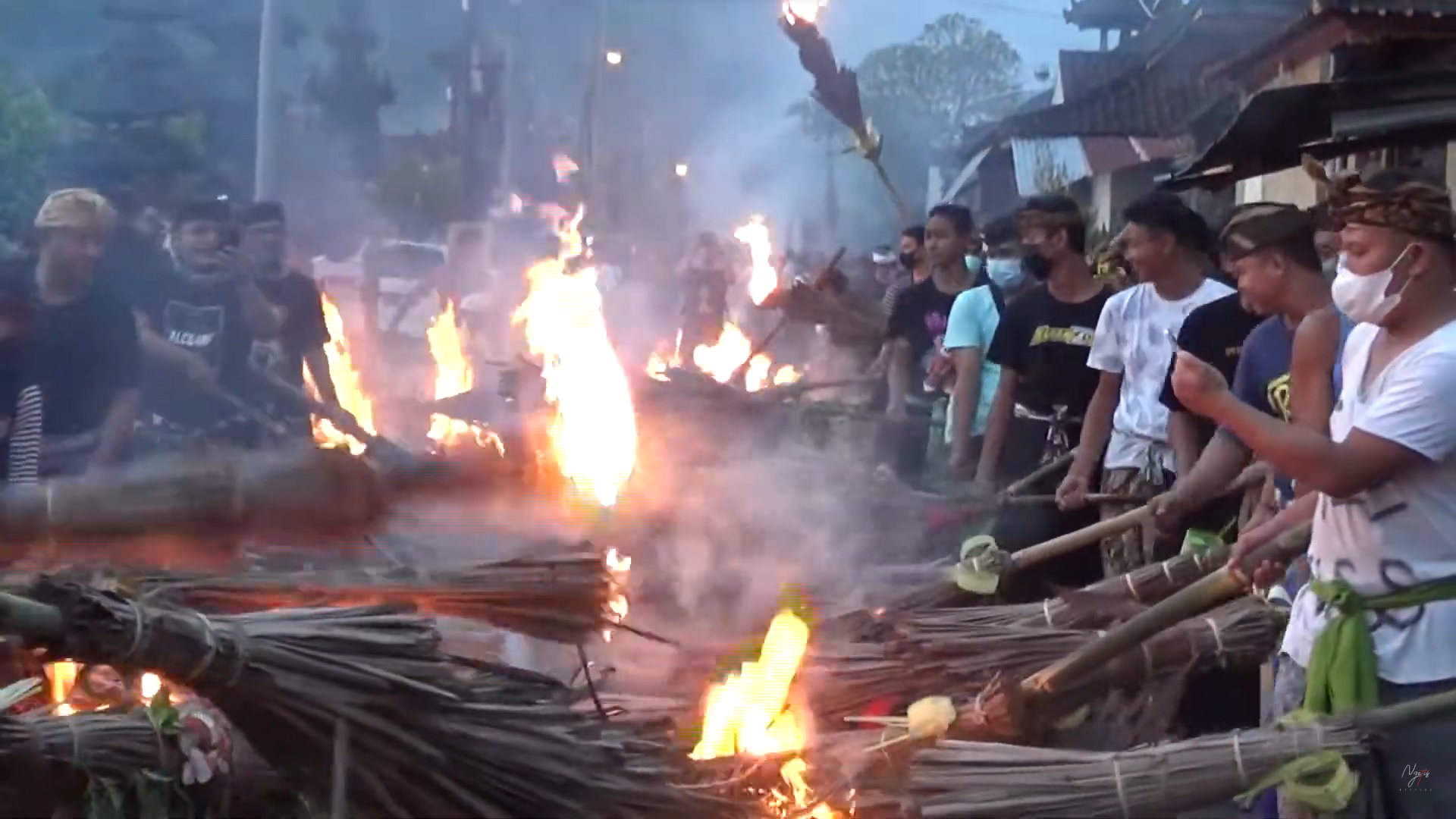 TRADISI BALI: Tradisi unik Ngemumu di Desa Adat Manggis, Kecamatan Manggis, Karangasem, Bali digelar setiap tilem kedasa.