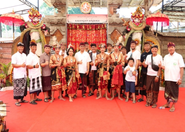 Walikota Jaya Negara saat mendukung Sekaa Gender Wayang Banjar Sari, Sidakarya Kecamatan Denpasar Selatan sebagai duta Kota Denpasar dalam ajang Wimbakara atau Lomba Gender Wayang PKB ke-45, Minggu (2