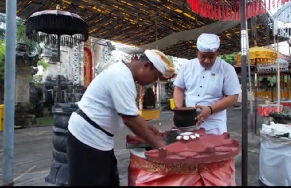 TIRTA AJAIB: Jro Ketut Wirdika sedang mengambil Tirta (air suci bagi umat Hindu) dari salah satu sumber mata air di dalam areal Pura Pemuteran, Buleleng Bali.