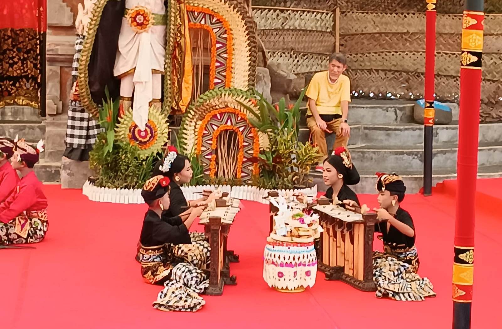 GENDER WAYANG: Lomba gender Duta Gianyar, Klungkung, dan Jembrana dalam arena Pesta Kesenian Bali (PKB) di Art Center, Denpasar, Bali.