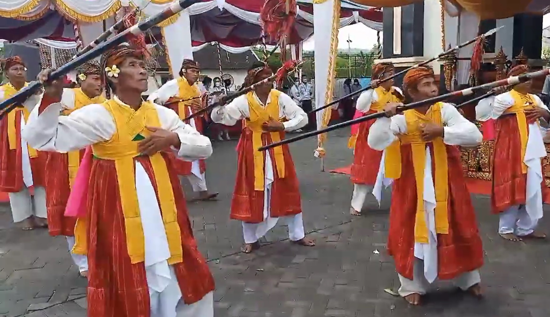 TARI BALI: Tari Baris Jangkang Desa Adat Pelilit, Nusa Penida, Klungkung, Bali, yang merupakan salah satu jenis Tari Wali.