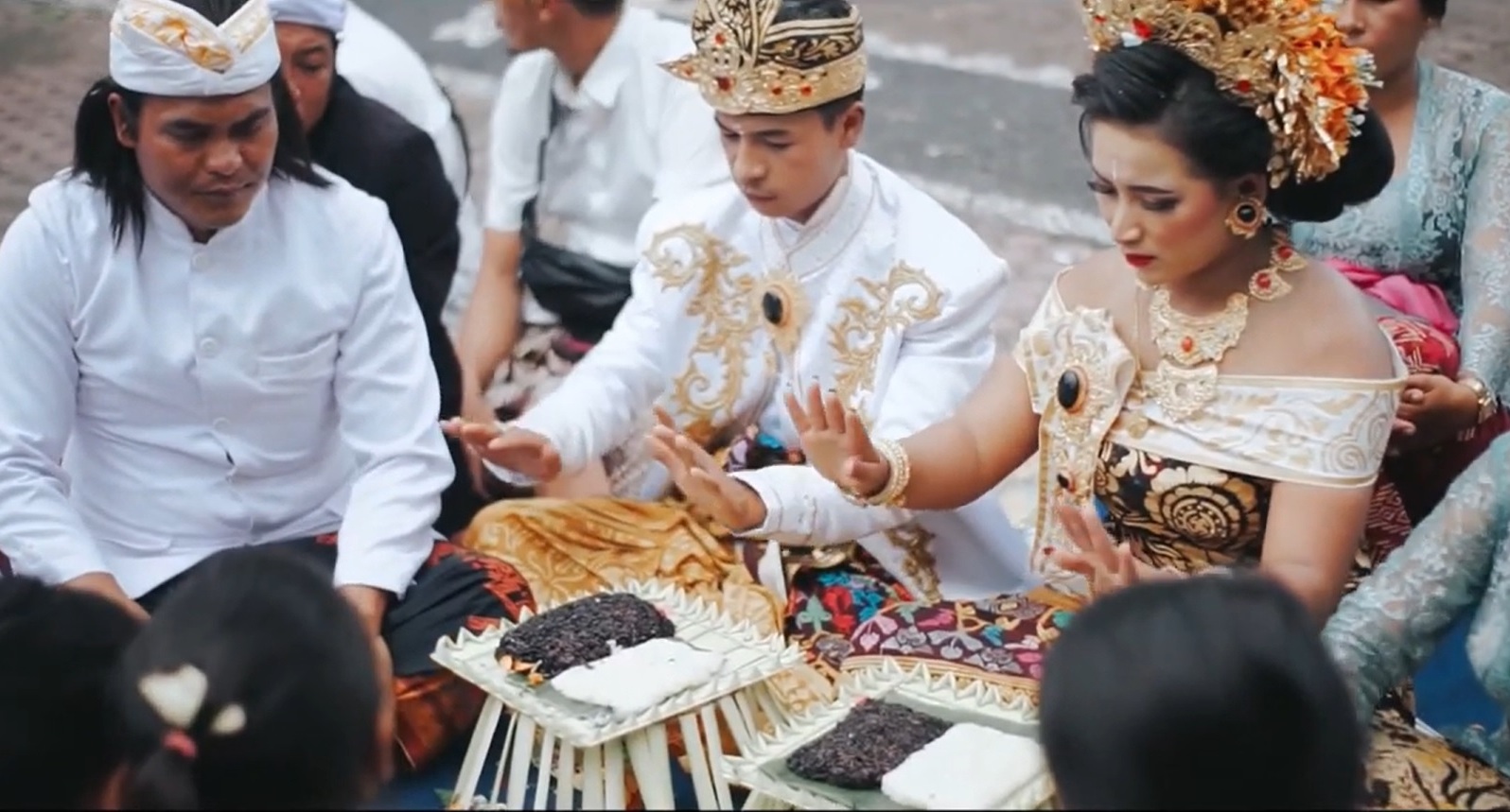 TRADISI UNIK HINDU BALI DI SONGAN: Mempelai pengantin saat mengikuti prosesi Mekandal di Pura Bale Agung Desa Adat Songan, Kecamatan Kintamani, Bangli, Bali.