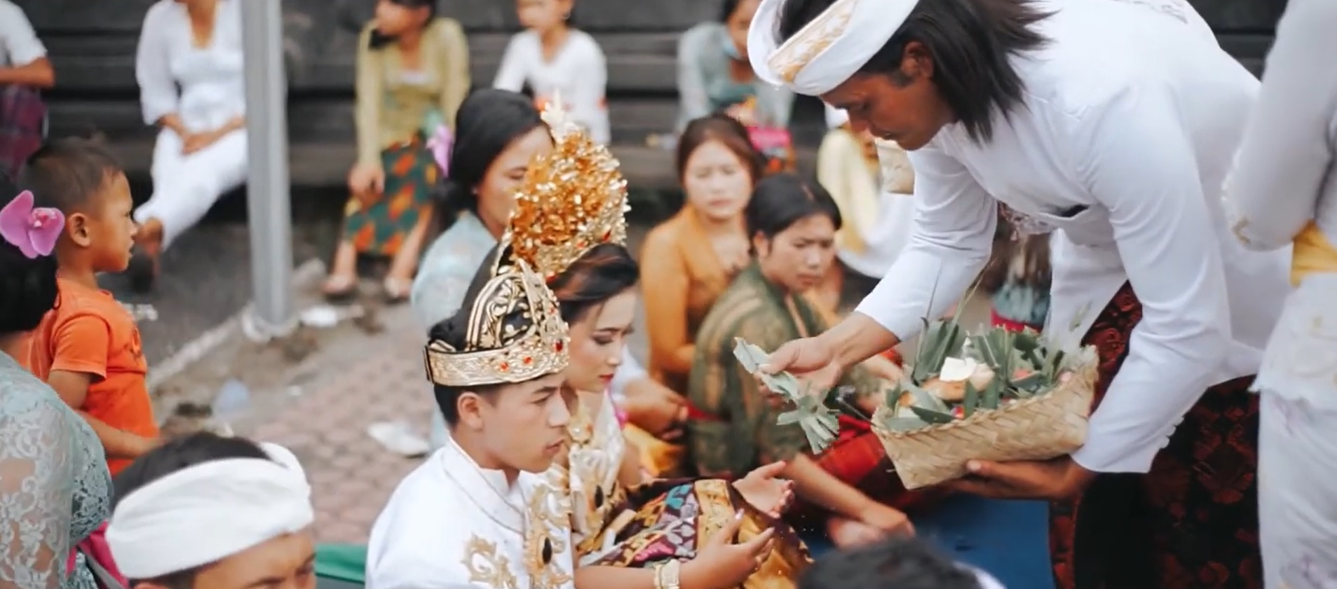 TRADISI UNIK HINDU BALI DI SONGAN: Mempelai pengantin saat mengikuti prosesi Mekandal di Pura Bale Agung Desa Adat Songan, Kecamatan Kintamani, Bangli, Bali.