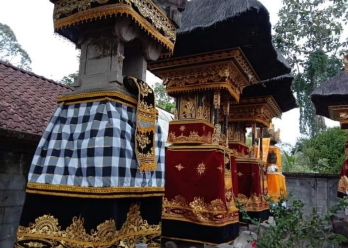 UMKM : Wastra beludru solder hasil kerajinan I Ketut Ngabdi dipasang di palinggih.