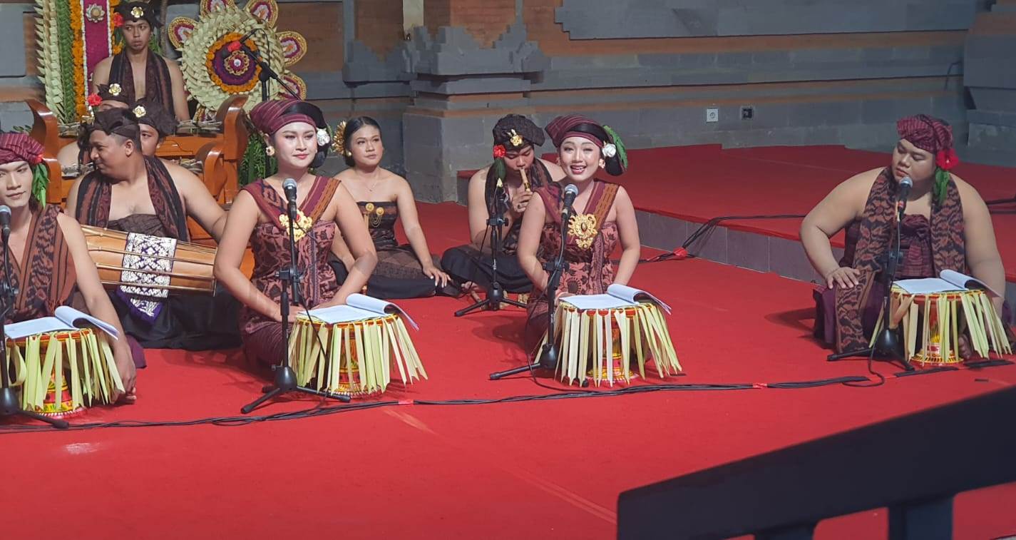 ANGKAT TEMA BENDEGA RING KUSAMBA: Duta Klungkung tengah pentas Taman Penasar serangkaian Pesta Kesenian Bali (PKB) ke-45 di Panggung Wantilan, Taman Budaya, Minggu (25/6) sore.