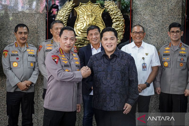 Kapolri Jenderal Pol Listyo Sigit Prabowo (kiri) bersama Ketua Umum PSSI Erick Thohir (kanan) menyampaikan komitmen memberantas mafia bola tanah air, Senin 26 Juni 2023.