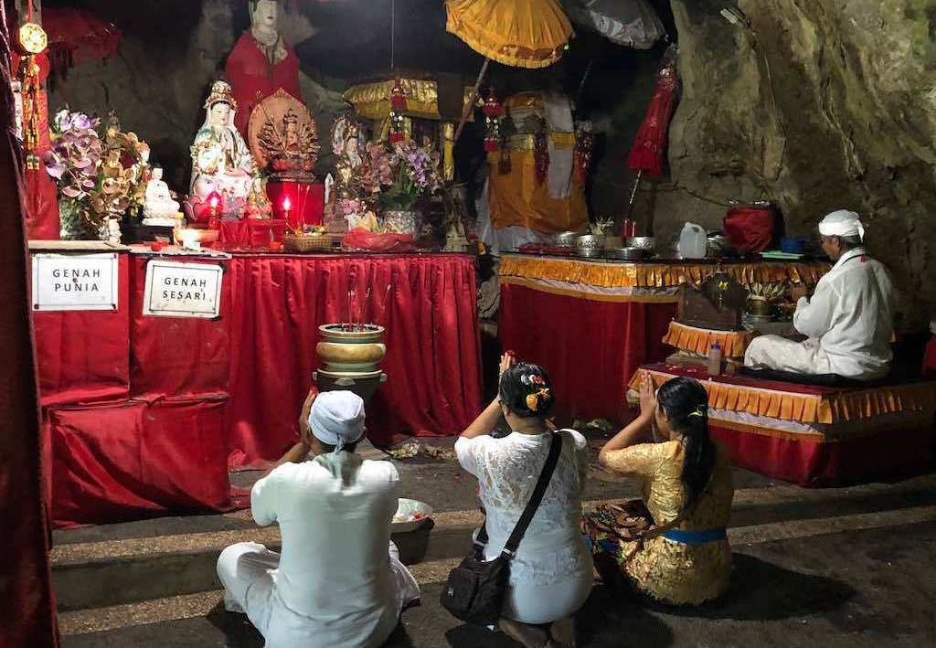 PURA GOA GIRI PUTRI: Pura Goa Giri Putri di Desa Adat Karangasari, Desa Suana, Kecamatan Nusa Penida, Kabupaten Klungkung, Bali menjadi salah satu Pura favorit umat Hindu di Bali.