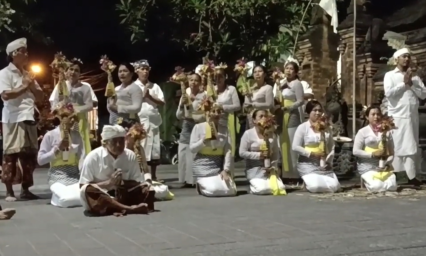 TARI BALI: Prosesi sesolahan Sang Hyang Bumbung di Pura Dalem Sindu Sanur, Denpasar, Bali, yang diikuti dengan penari kerauhan.