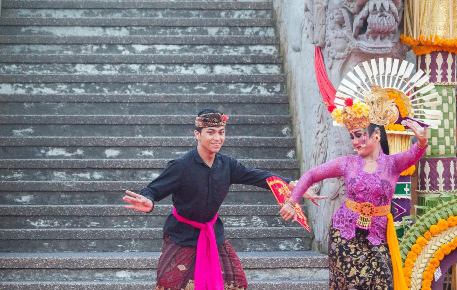 PESTA KESENIAN BALI (PKB): Sekaa Joged Sudamala, Abiansemal Badung hadirkan Joged Tradisi di Kalangan Madya Mandala, Taman Budaya Bali, Senin (26/6).