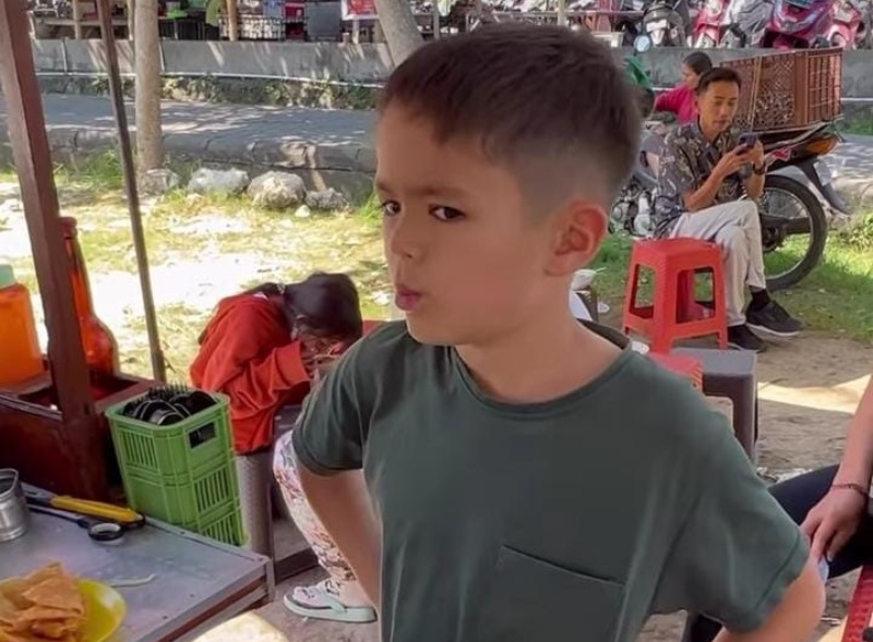 JAJAN: El Barack jajan mie ayam gerobak di dekat rumah.