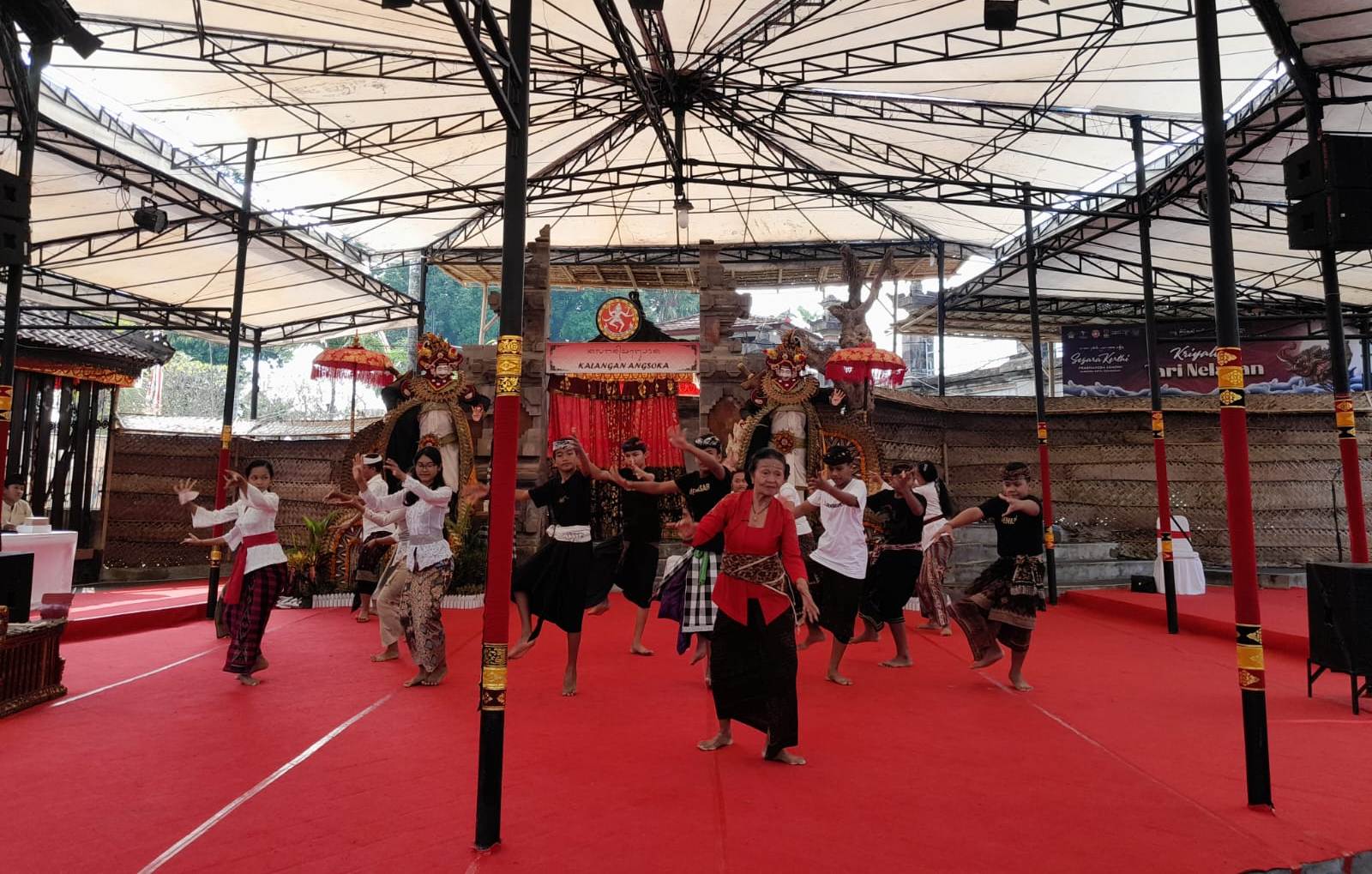 PESTA KESENIAN BALI (PKB): Maestro Tari Bali Ni Ketut Arini saat memberi arahan tari Nelayan di Kalangan Angsoka, Art Center, Senin (26/6).