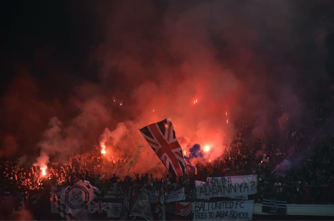 ilustrasi: PT LIB menegaskan sanksi menyalakan flare di Liga 1 Indonesia 2023/2024 mendatang akan lebih berat dari sebelumnya.