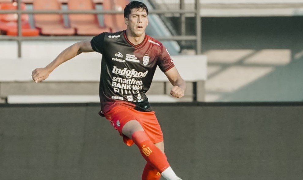 Center Back Bali United Elias Dolah.