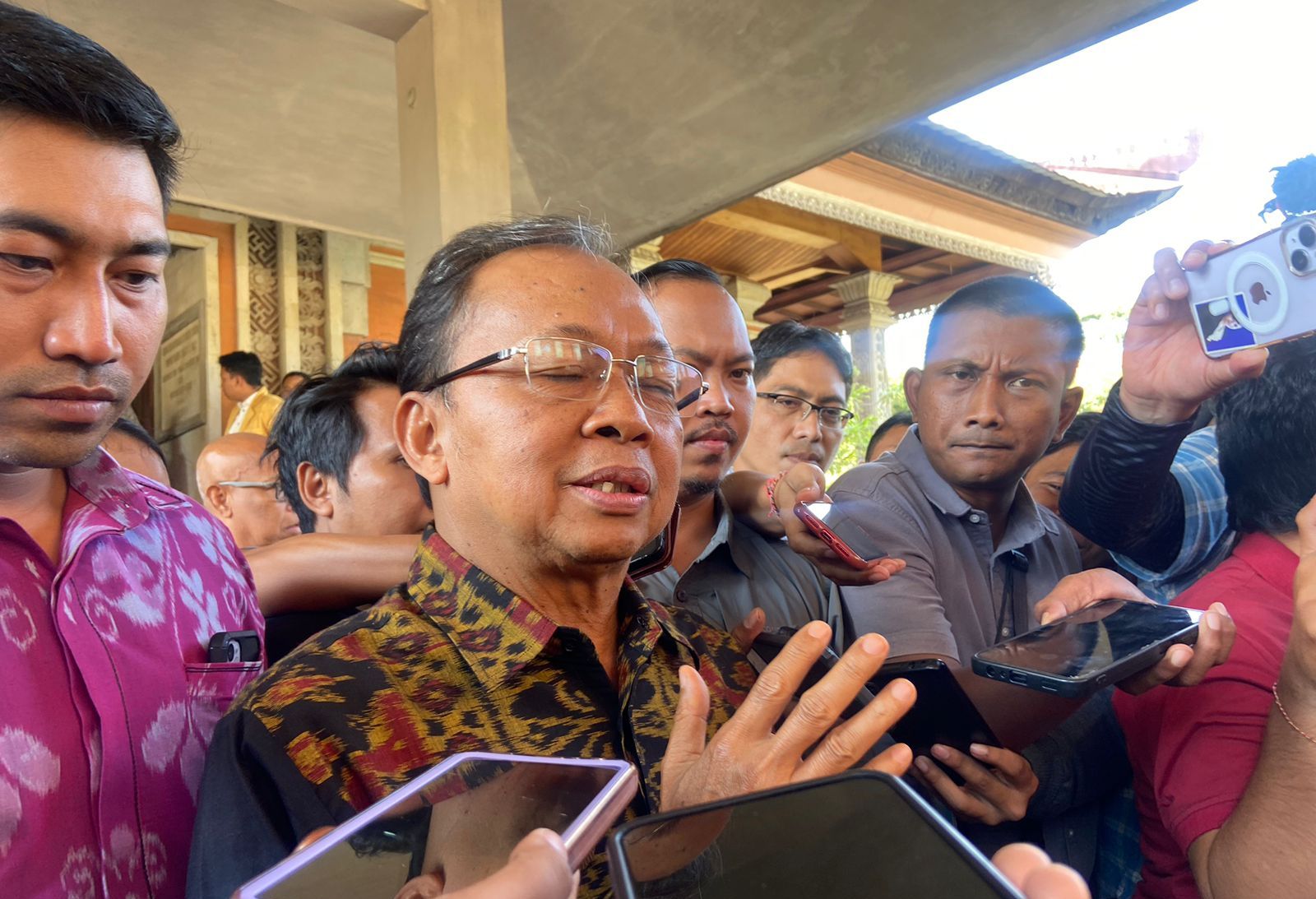 GUBERNUR : Gubernur Bali, Wayan Koster, menanggapi soal usulan perpindahan ibu kota Provinsi Bali ke Buleleng.