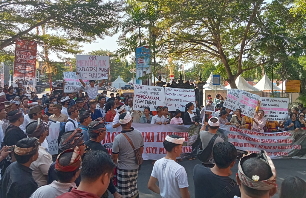 UNJUK RASA: Warga Desa Adat Bugbug menggelar aksi unjuk rasa di depan Kantor Bupati Karangasem, Selasa (27/6).