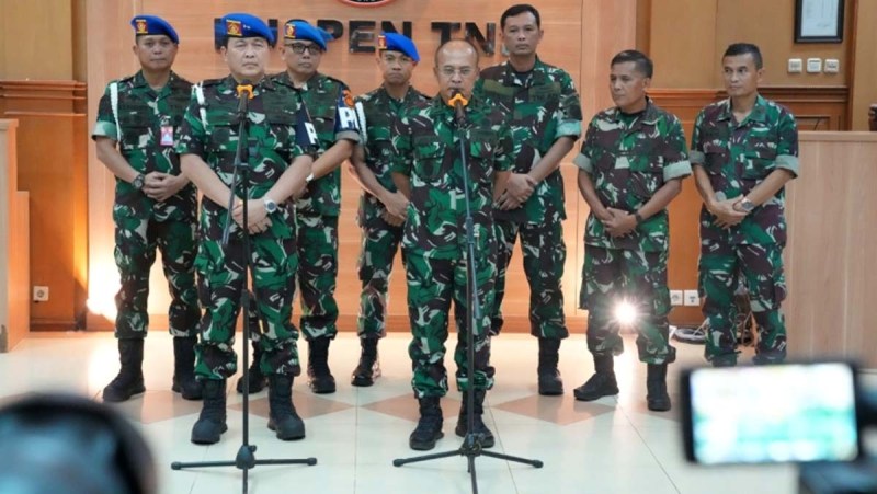 EVAKUASI: Laksda TNI Julius Widjojono memaparkan, seluruh korban pesawat SAM Air berhasil dievakuasi Tim SAR Gabungan dari Puncak Pegunungan Papua.