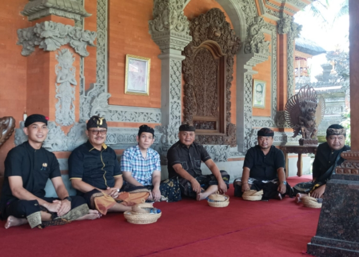 MELAYAT : Gde Sumarjaya Linggih saat melayat ke Puri Mahasari, Ubud, Gianyar, diterima anak ketiga CBS, Tjokorda Gde Teja Kusuma, Kamis (29/6).