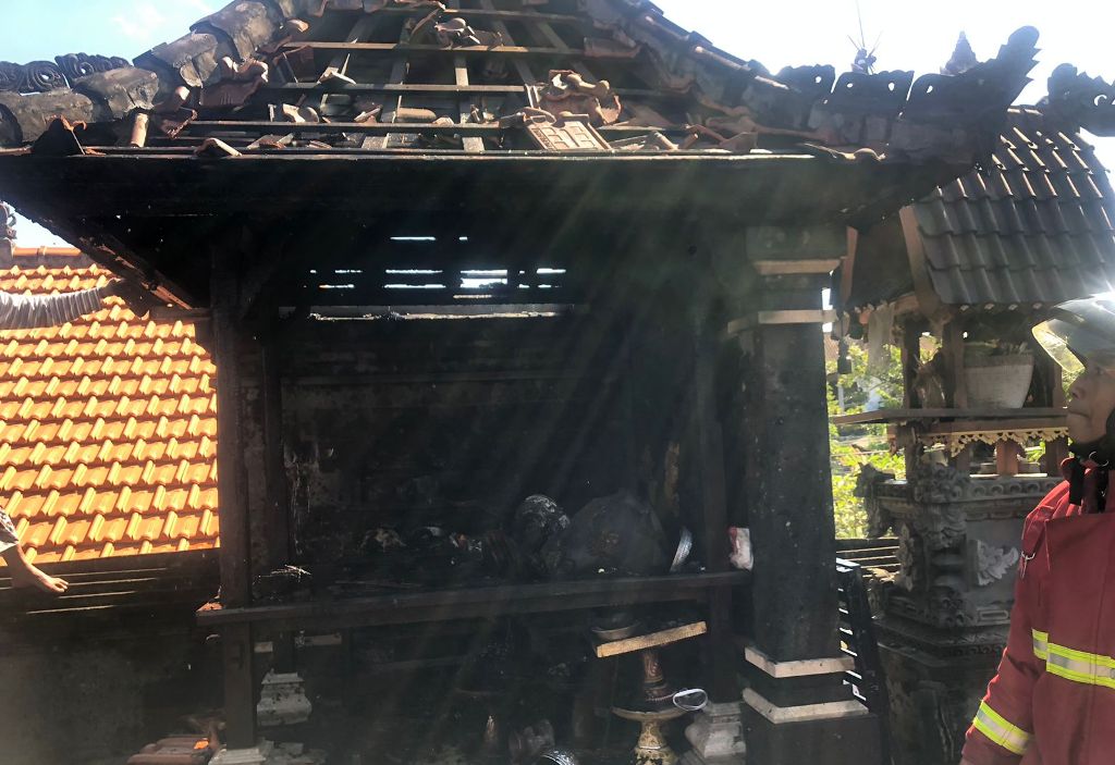 KEBAKARAN: kondisi bangunan Piyasan milik warga Tihingan, Klungkung, yang hangus terbakar kamis (29/6).