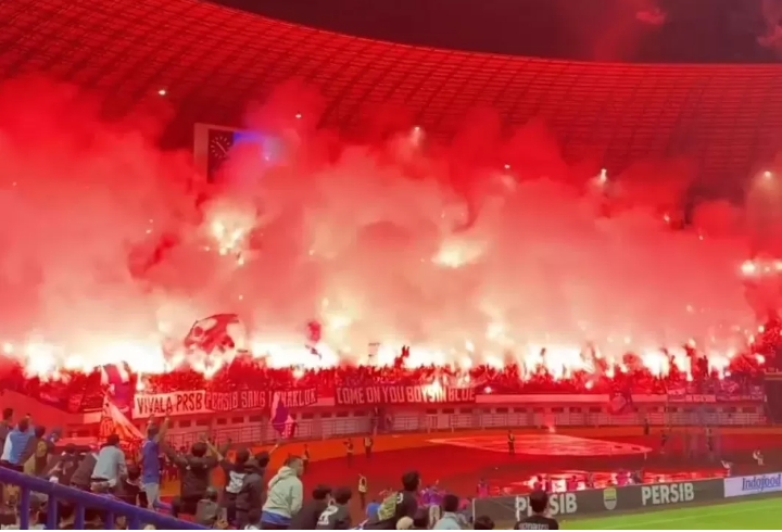 FLARE: Suporter Persib Bandung saat menyalakan flare.