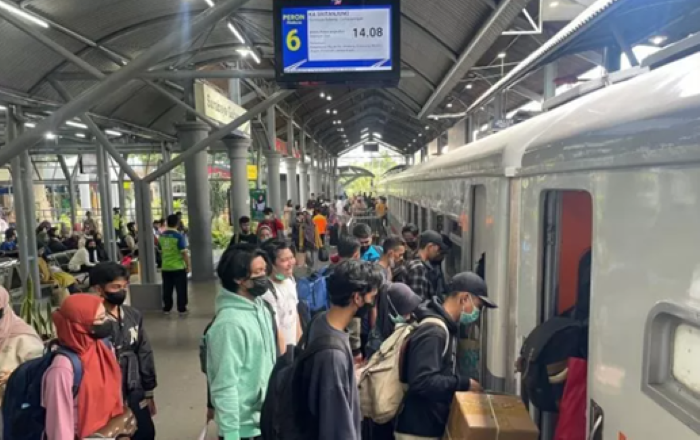 TIKET KERETA: Situasi di stasiun kereta.
