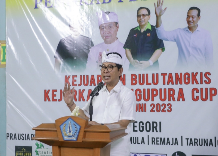 PENUTUPAN: Sekda Wayan Adi Arnawa secara resmi menutup Turnamen Bulu Tangkis Mangupura Cup VII 2023, di GOR Satria Mandala Bakti Kerobokan,Jumat (30/6).