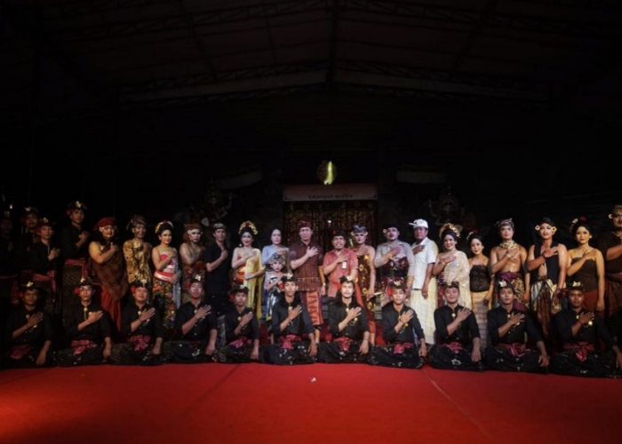 APRESIASI : Bupati Klungkung I Nyoman Suwirta didampingi Ketua TP PKK Kabupaten Klungkung Ny. Ayu Suwirta Melakukan Foto Bersama dengan para peserta Drama Gong Kamis (29/6) malam.