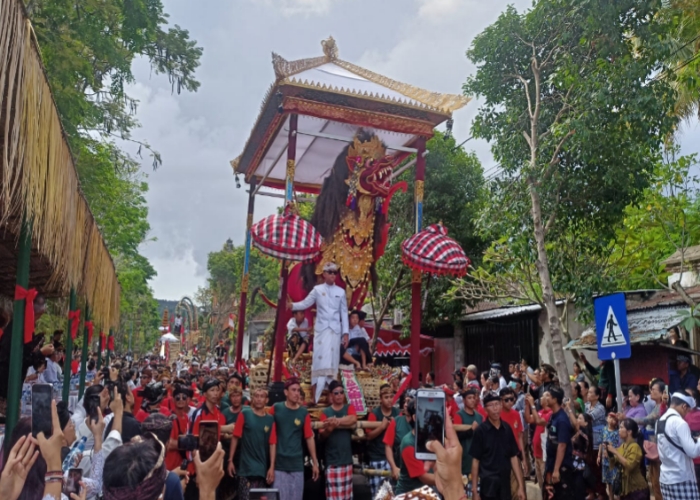 PELEBON: Pelebon Penglingsir Puri Agung Karangasem Prof. Dr Ida Anak Agung Agung Gede Putra Agung,SU yang dilaksanakan Jumat (30/6).