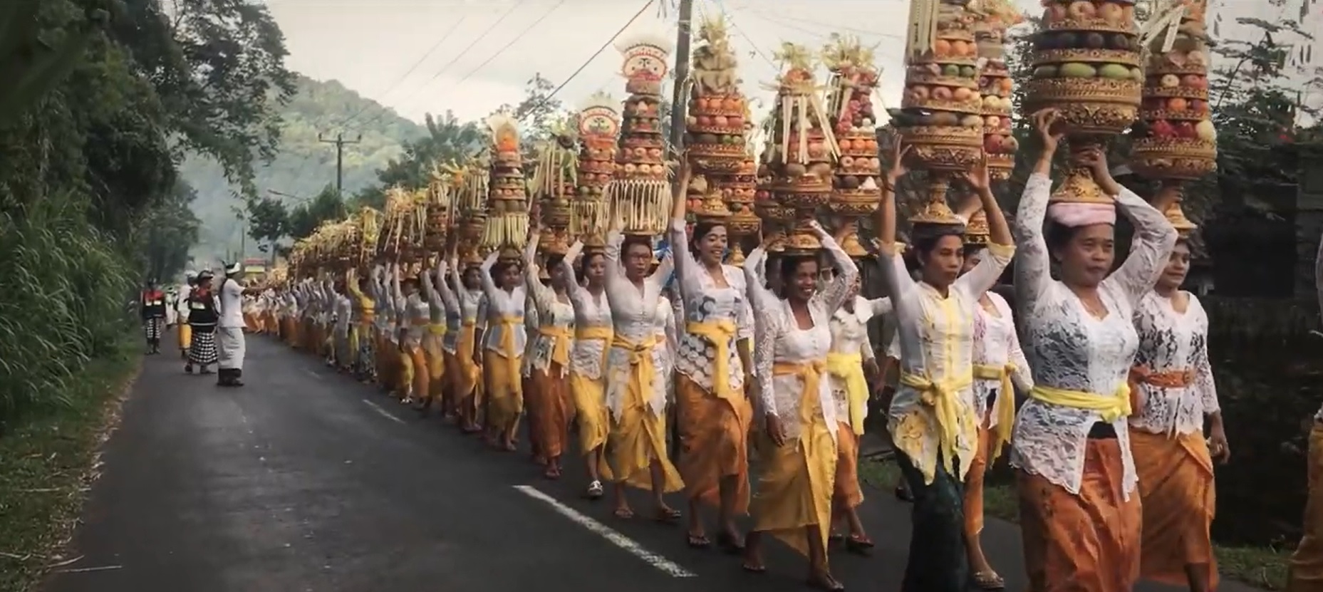 Umat Hindu di Desa Adat Selat, Karangasem melaksanakan Dewa Yadnya.