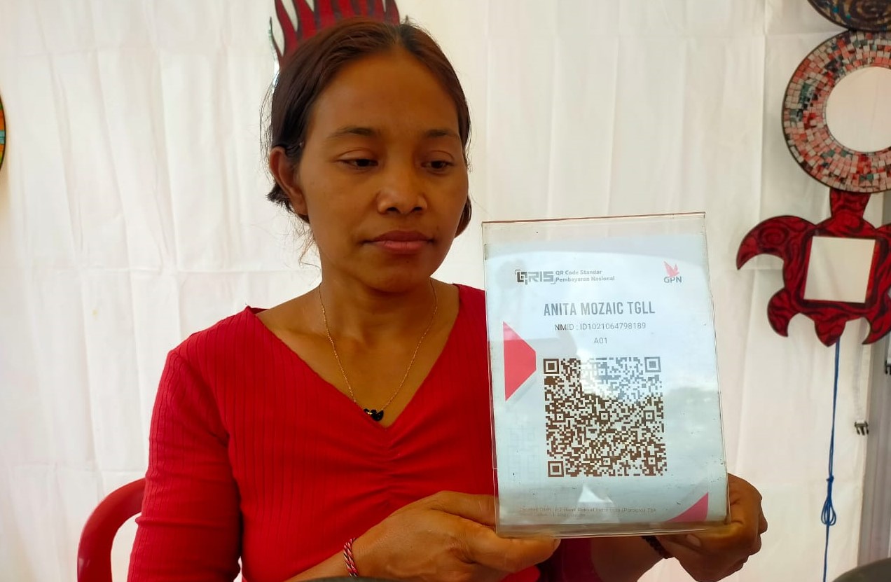 Komang Ediani, istri dari Nengah Kita menujukkan QRIS BRI ditemui saat mengikuti pameran di Alun-Alun Bangli, Jumat 30 Juni 2023.