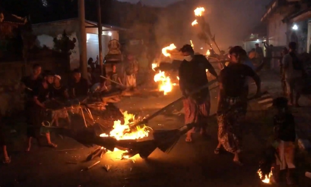 API DALAM AJARAN HINDU: Tradisi ngemumu di Desa Adat Manggis, Karangasem, Bali, yang menggunakan api.