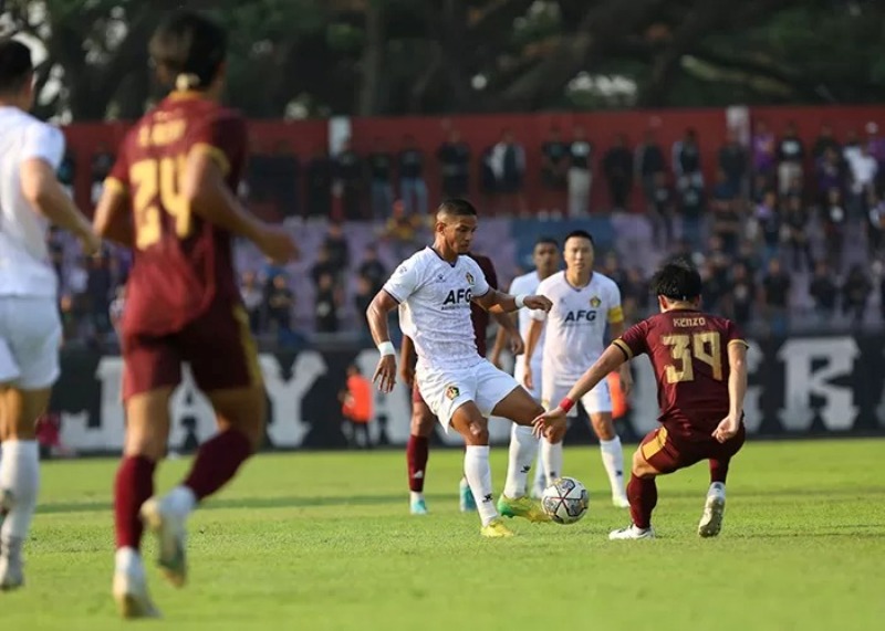 JERSEY: Persik Kediri menggunakan jersey putih saat uji coba dengan PSM Makassar belum lama ini.