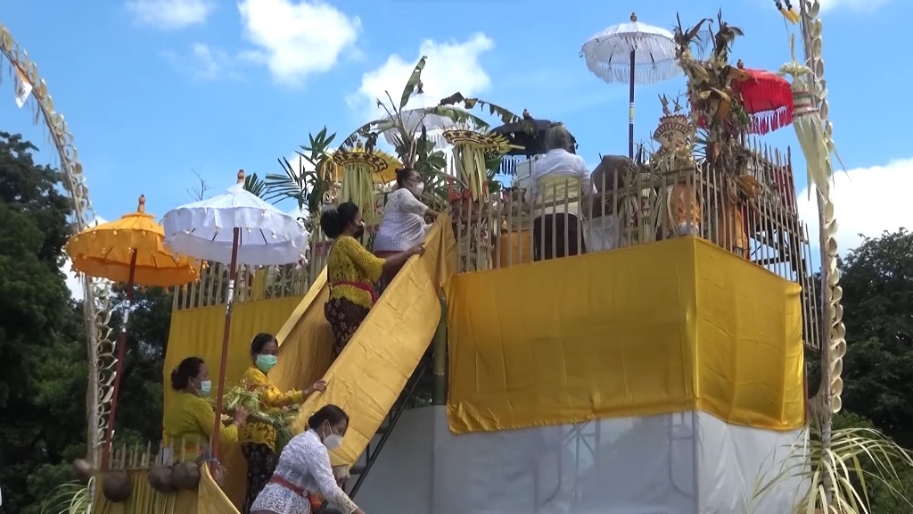 POHON SURGA BAGI UMAT HINDU: Pohon pisang di Pelinggih Sanggar Surya yang digunakan dalam upacara yadnya.