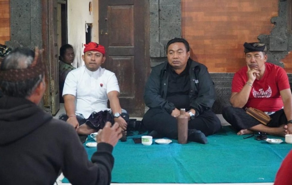 PERTEMUAN: Pertemuan anggota DPRD Tabanan dan DPRRI dengan warga yang bersengketa di Bungankapal.