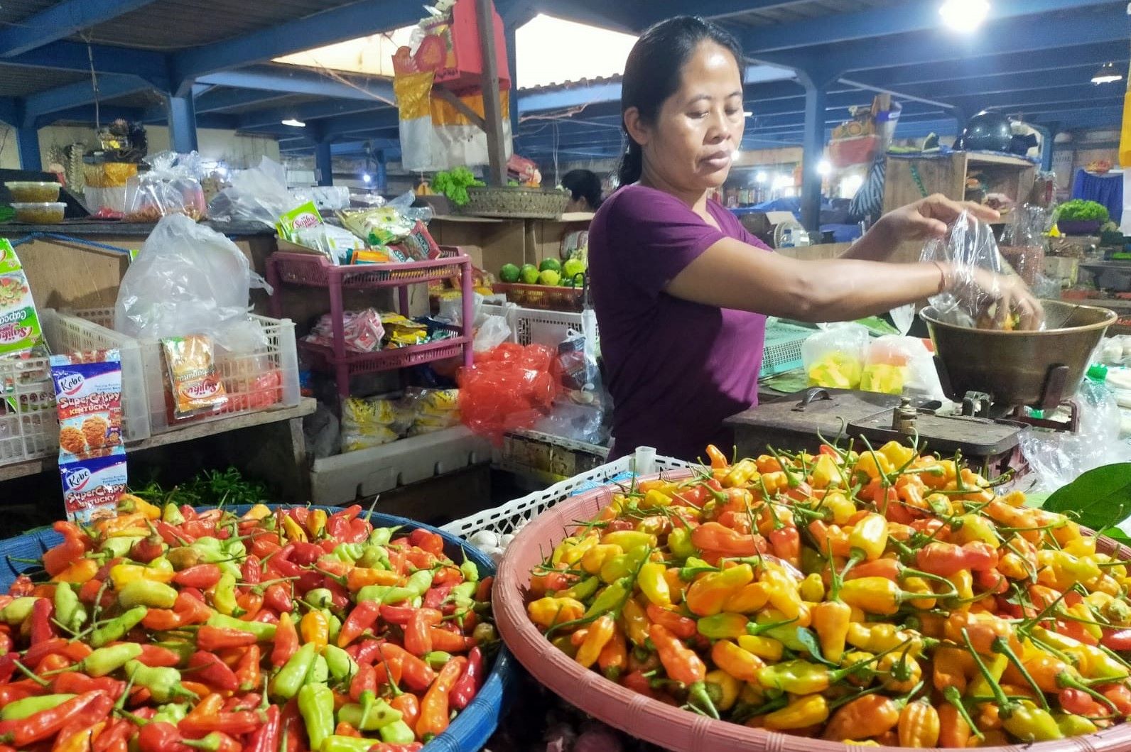 Pedagang cabai di pasar tradisional