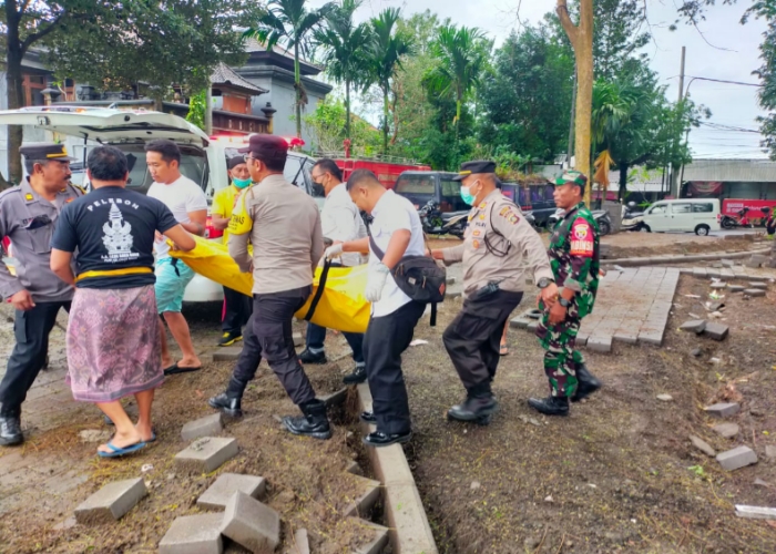 GEGER : Polisi saat mengevakuasi jenazah Anak Agung Arimanto,46, di halaman kantor BLK Gianyar, Senin (7/6).